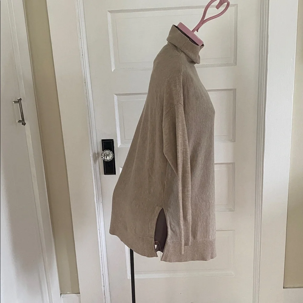 LOFT Women's Beige Lightweight‎ Turtleneck Sweater Small
